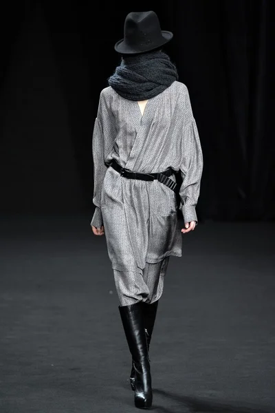 Look 10